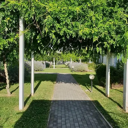 Milano Malpensa Grandi Ap غالاّراتي